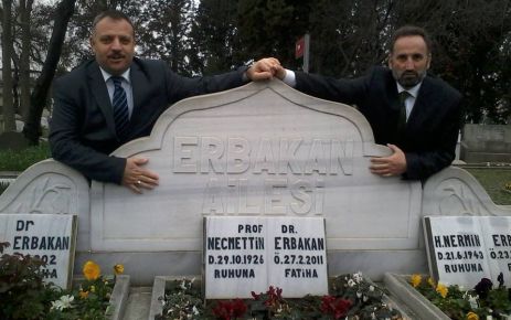 Erbakan'ın kabrini ziyaret ettiler