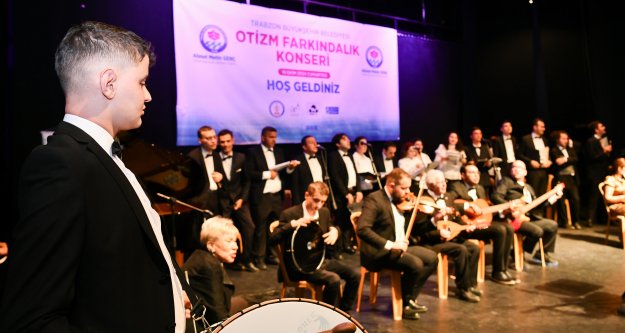 İzmir Otizm Orkestrası ve Korosu konser verdi.