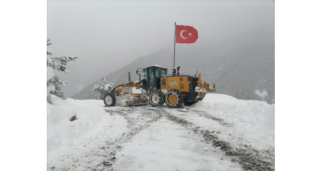 Kapalı olan tüm yolların, gün içerisinde ulaşıma açılması hedefleniyor.