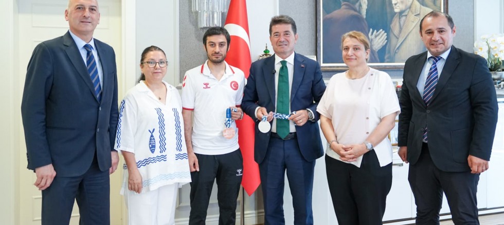 BAŞKAN KAYA, AKDENİZ OYUNLARI’NDAN MADALYALARLA DÖNEN BUĞRA SELİMZADE’Yİ AĞIRLADI  - SPOR