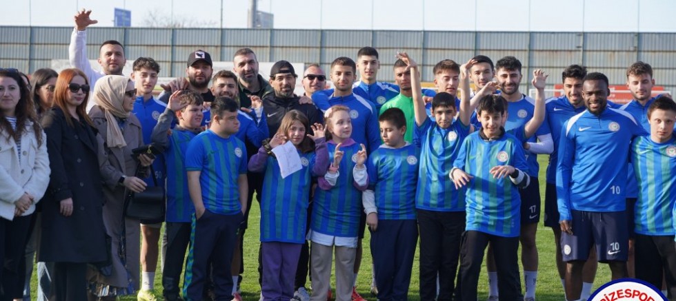 Özel gereksinimli öğrenciler Çaykur Rizespor antrenmanında doyasıya eğlendi. - SPOR