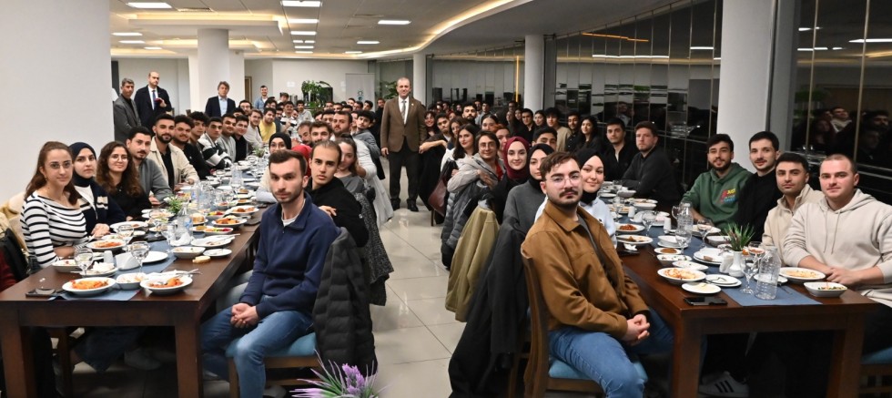 Rektör Prof. Dr. Çuvalcı, Teknolojiye Yön Veren Öğrencilerle Bir Arada - TEKNOLOJİ